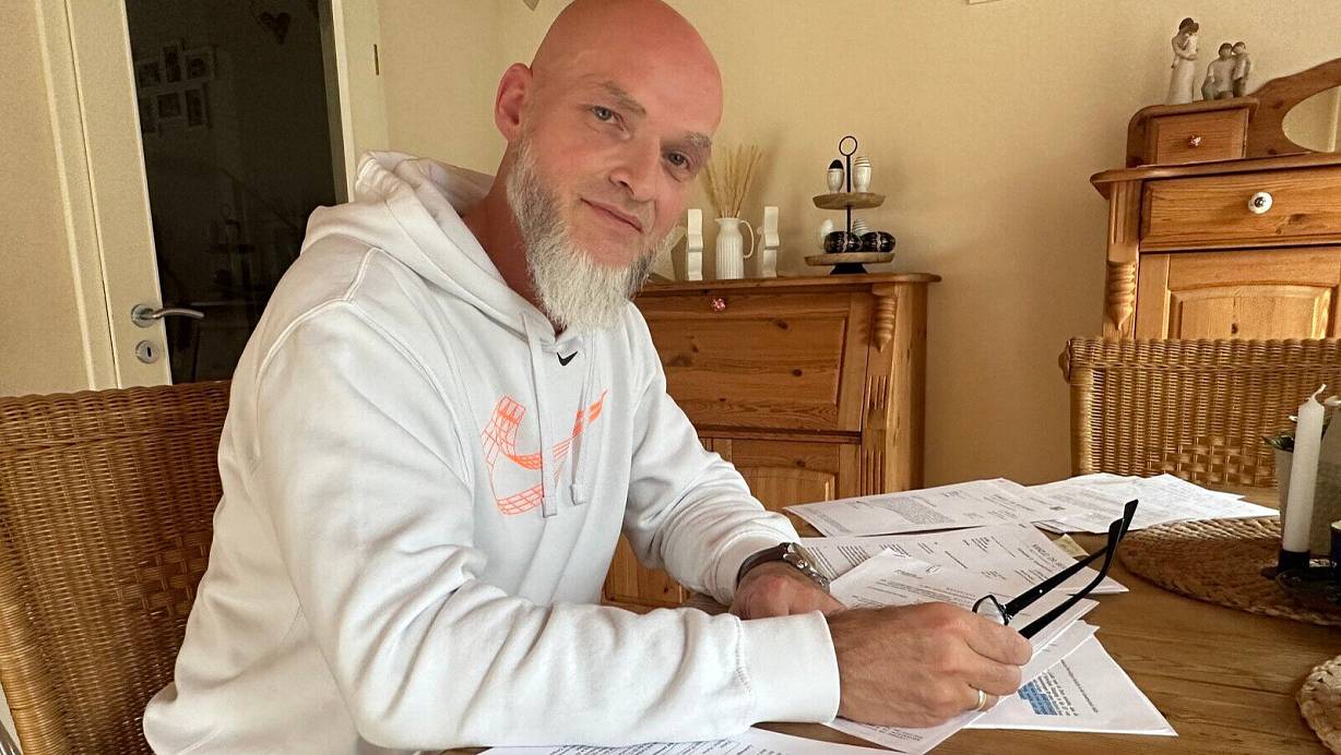 Stefan Brahmhoff kämpft seit Januar darum, dass sein Sohn ein Jahr zurückgehen kann. Die Auseinandersetzungen mit Behörden und Schulen haben eine Menge Schriftverkehr erzeugt. | © Heiko Kaiser