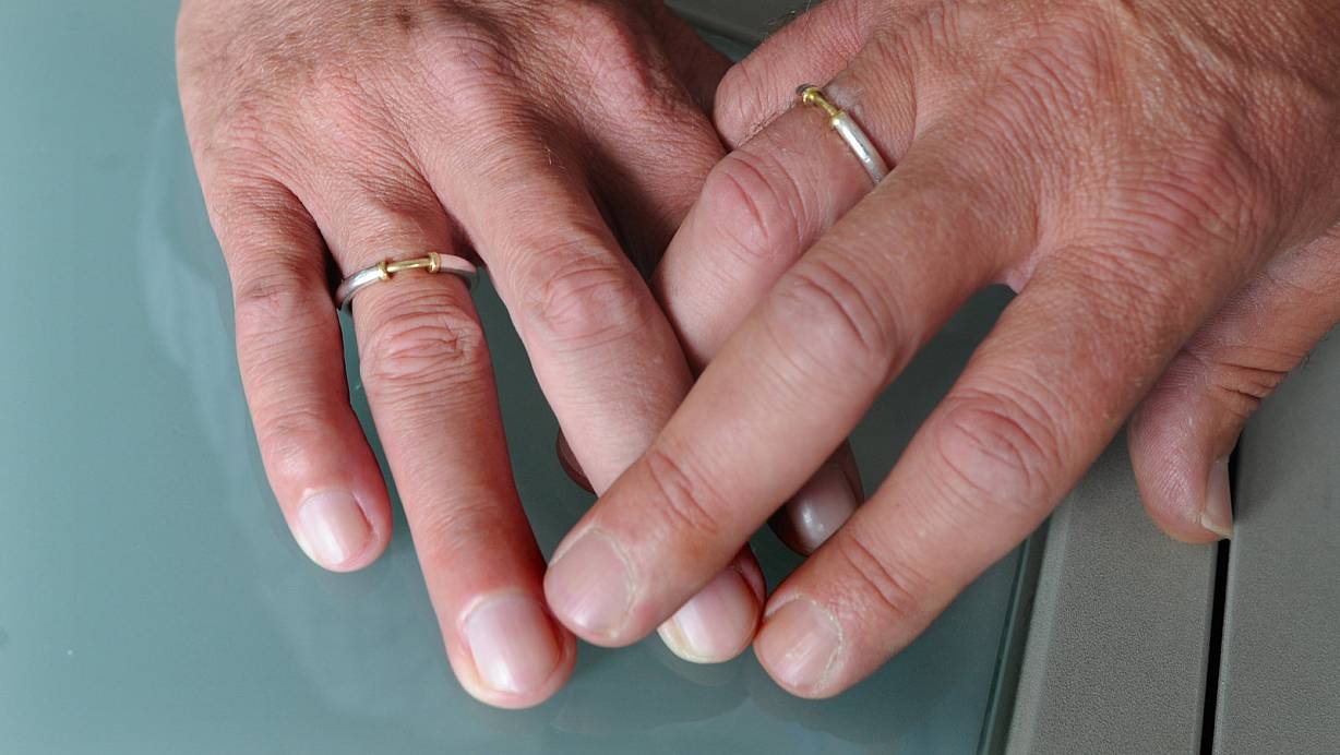 Während die Leitung der Lippischen Landeskirche die Erlaubnis, gleichgeschlechtliche Partnerschaften mit kirchlichem Segen zu versehen, bekräftigt hat, ist der Vorstand der Kirchengemeinde Hohenhausen (Kalletal) für Freitag zu einer Sondersitzung zusammengerufen worden. | © dpa