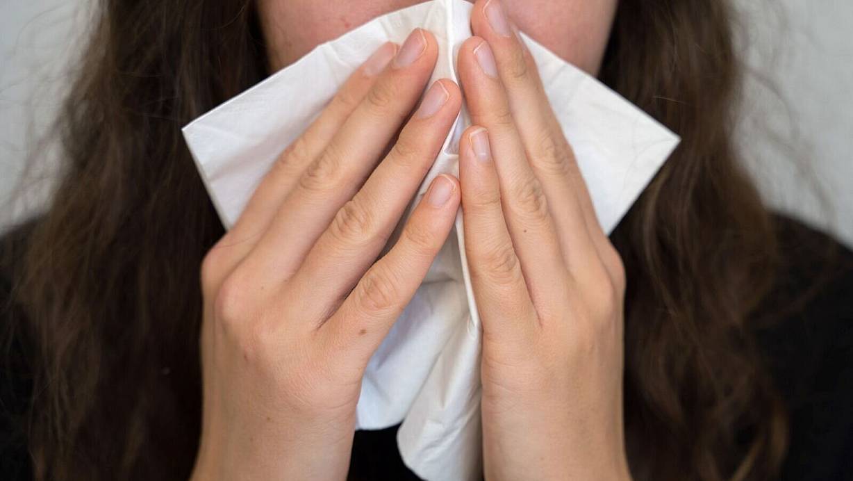Wer schnäuzt, sollte sanft vorgehen, jeweils ein Nasenloch zuhalten und das Taschentuch nur einmal verwenden. | © Alicia Windzio/dpa/dpa-tmn