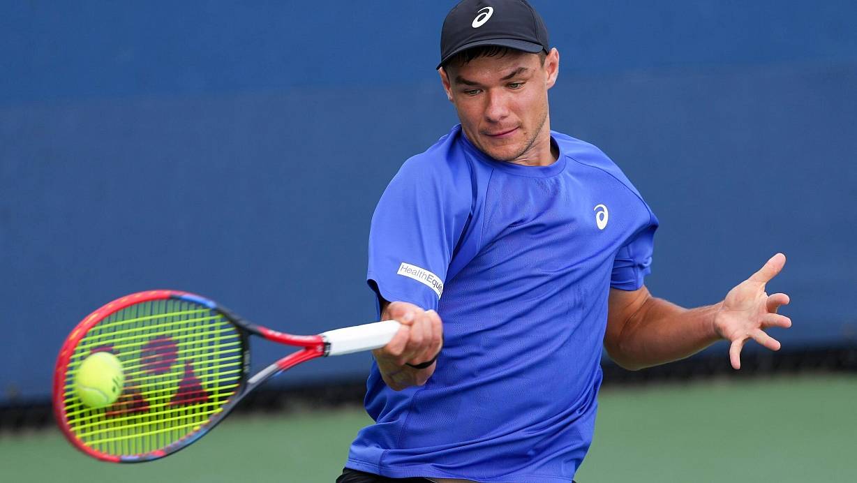 Diese heiß begehrte Sonnenkappe sorgt jetzt auch in Polen für viel Wirbel und Kritik an einem Geschäftsmann. (Archivbild) | © Kirsty Wigglesworth/AP/dpa