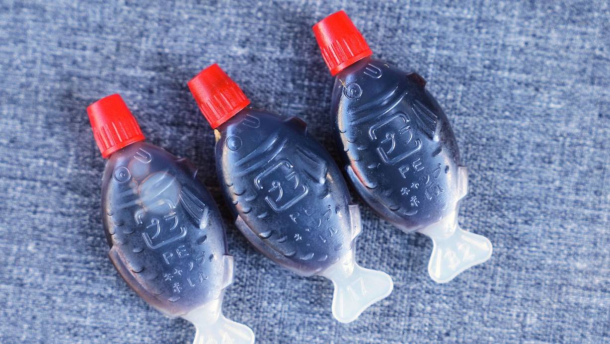 Die kleinen Fischchen mit Sojasoße gehören in Sushi-Läden weltweit zum Angebot – aber sie schaden der Umwelt. (Symbolbild) | © Mark Baker/AP/dpa