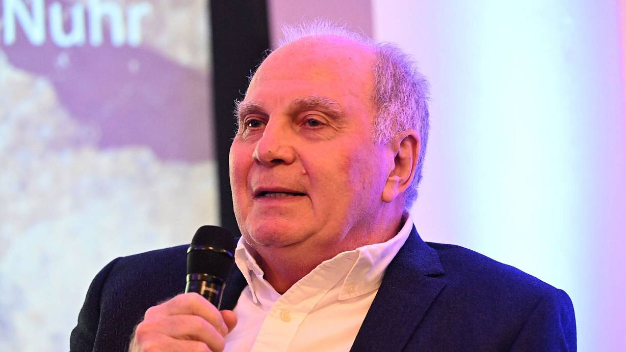 Uli Hoeneß hält die jüngsten Entwicklungen auf dem Transfermarkt für «gaga». | © Felix Hörhager/dpa