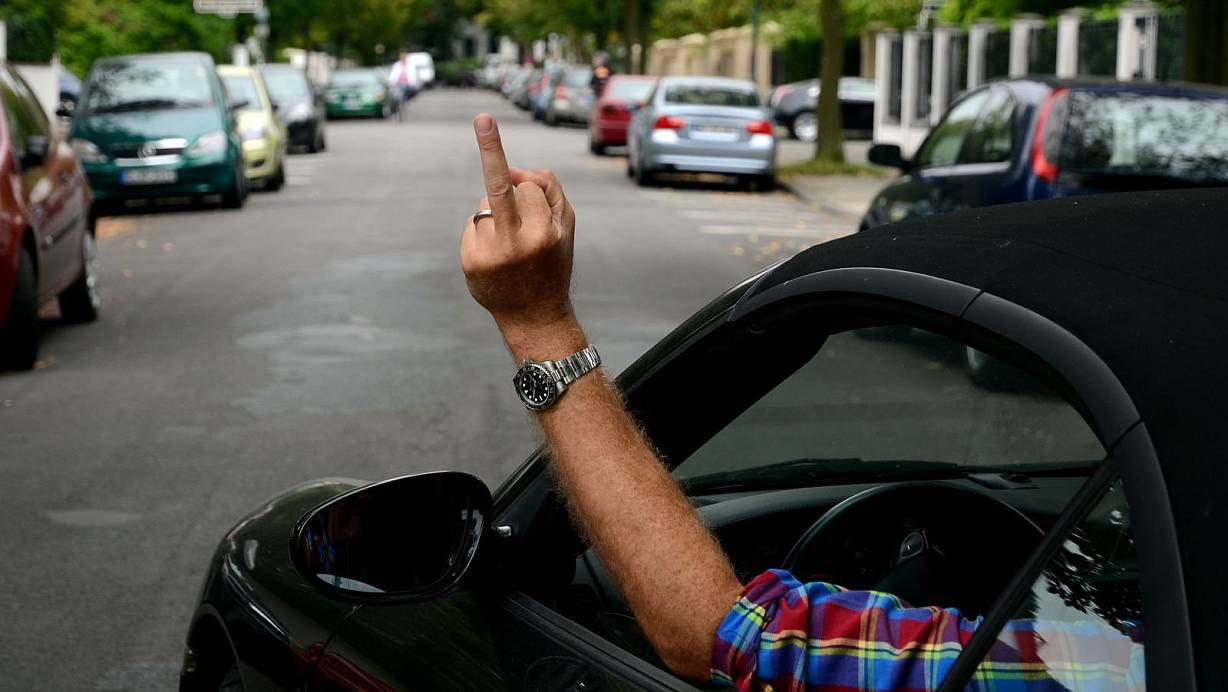 Mittelfinger im Straßenverkehr zeigen - Beleidigung 2024