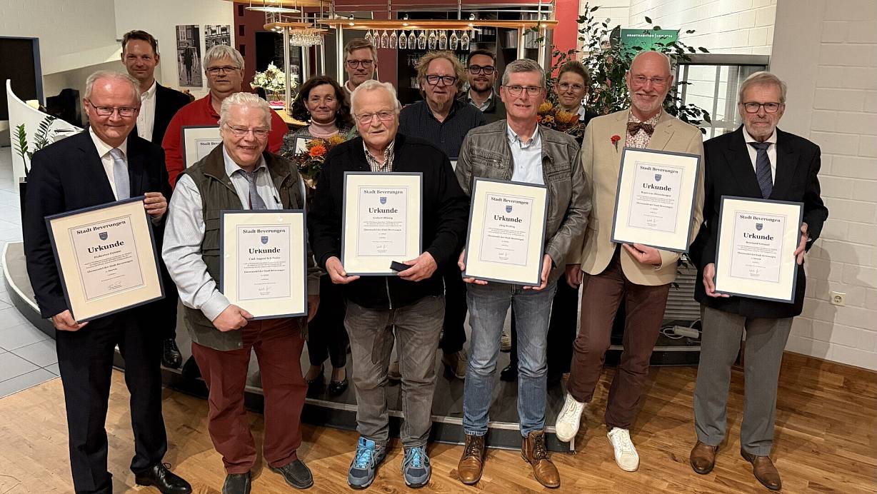 15 Ratsmitglieder und der Bürgermeister wurden verabschiedet (hinten, v.l.): Stephan Böker, Uwe Maßenberg, Adelheid von Hirschheydt, Jörg Dierkes, Michael Gauding, Lukas Schaperdot, Petra Tewes, sowie (vorne, v.l.) Bürgermeister Hubertus Grimm, Karl-August Schübeler, Gisbert Bläsing, Jörg Welling, Roger van Heynsbergen und Reinhard Grünzel. Es fehlen: Ute Matzke-Disse, Thomas Sibbe und Andreas Wenzel. | © Nicole Fischer