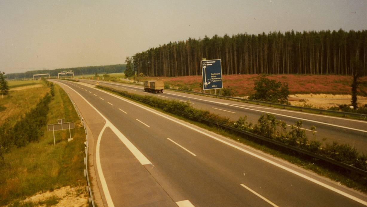 Ein einsamer Lkw: In den Anfangsjahren war auf der A 44 noch nicht viel Verkehr. Nach 1990 stiegen die Zahlen drastisch an. | © Foto: Stadt Bad Wünnenberg