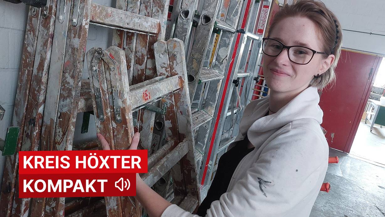 Johanna Kayser ordnet die Leitern. In der Malerwerkstatt der Warburger Caritas-Einrichtung auf der Laurentiushöhe sind sie mit Meister und zwei Gesellen zu dritt. | © Neue Westfälische