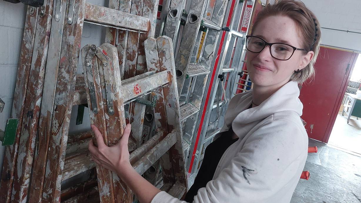 Johanna Kayser ordnet die Leitern. In der Malerwerkstatt der Warburger Caritas-Einrichtung auf der Laurentiushöhe sind sie mit Meister und zwei Gesellen zu dritt. | © Dieter Scholz
