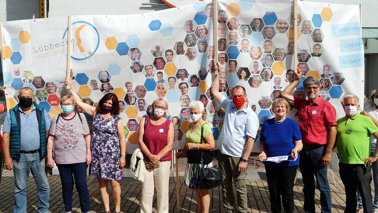 Das Bündnis "Lübbecke zeigt Gesicht für Demokratie, Vielfalt und Respelt" zeigt Gesicht in der Lübbecker Innenstadt. | © Michael Grundmeier