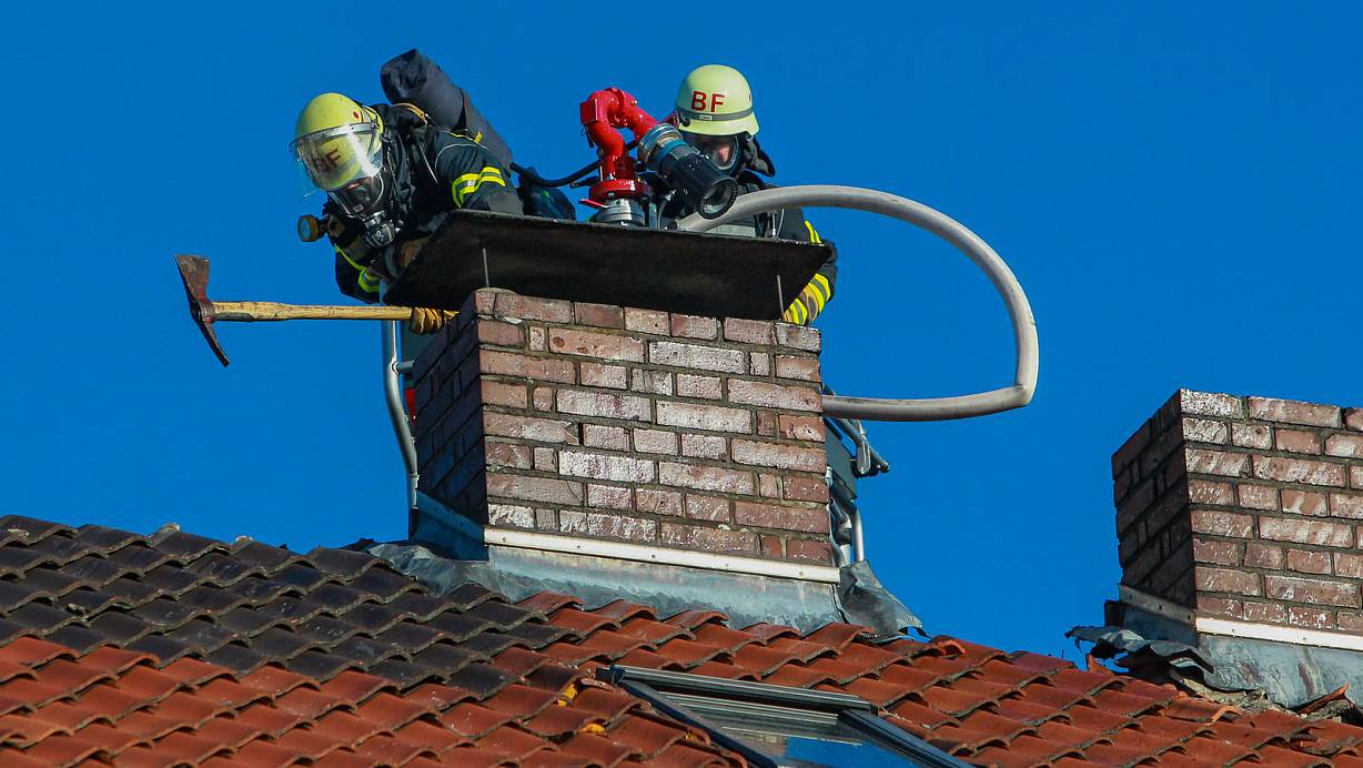 Bei einem Schornsteinbrand an der Petristraße brachten die Einsatzkräfte - wie auf diesem Archivfoto - gleich zwei Drehleitern in Stellung.  | © Symbolfoto: Andreas Zobe