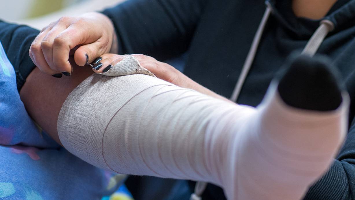 Eine Pflegeschülerin legt einen Thrombose-Verband an. | © picture alliance / Jens Büttner/dpa-Zentralbild/ZB