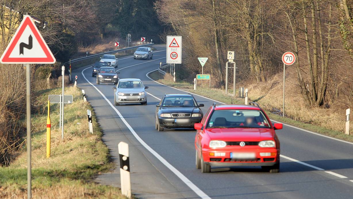 Tempo-Limit und Blitzer: Sie verdeutlichen, dass die Kurve der B 61 im Grenzbereich von Löhne und Herford als besonders gefährlich gilt. Die Kurve soll darum etwas begradigt werden. | © FOTO: KIEL-STEINKAMP