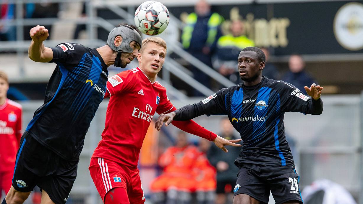 Die SCP-Akteure Klaus Gjasula (l.) und Jamilu Collins (r.), hier im Zweitligaspiel der vergangenen Saison gegen den Hamburger SV, haben ihre Spielsperre abgesessen und sind in der Partie auf Schalke wieder an Bord. | © picture alliance/dpa