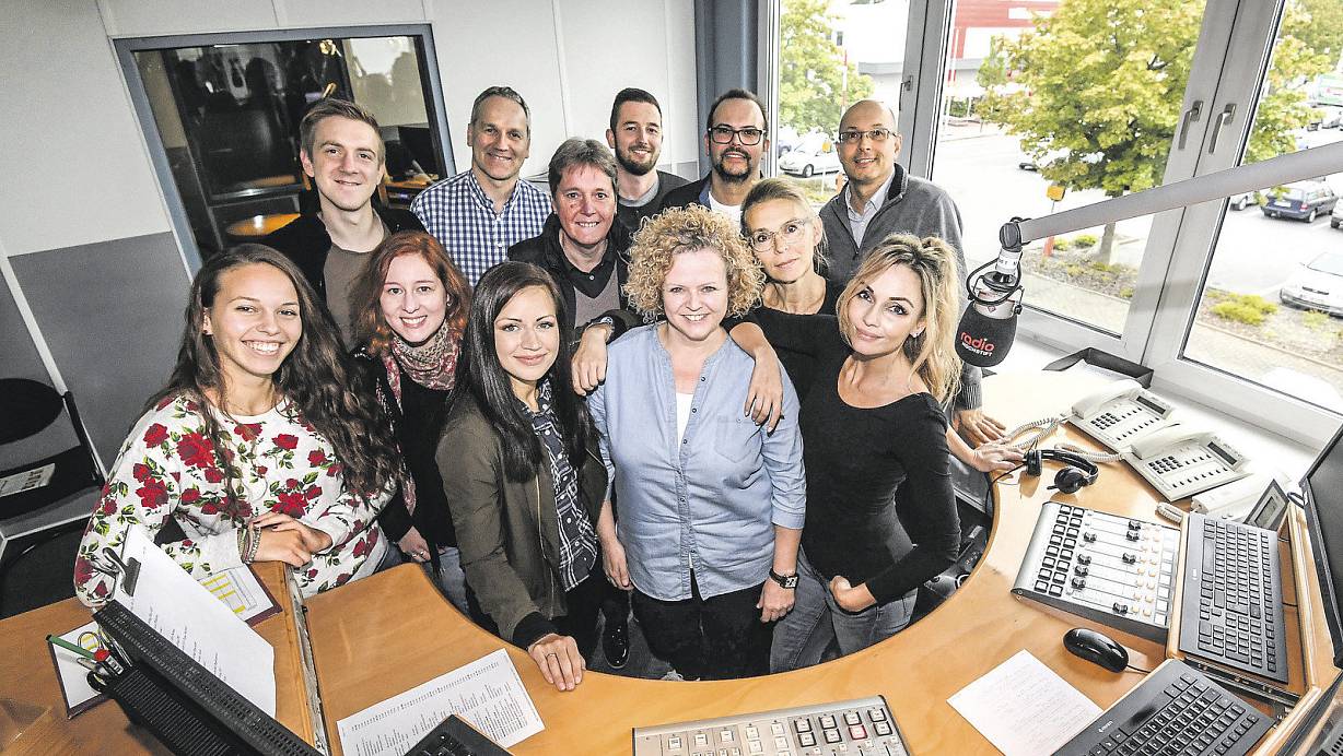 Erfolgreich: Die Radio Hochstift Redaktion um Chefredakteur Martin Lausen (im karierten Hemd) freut sich über die höchsten Einschaltquoten der 25-jährigen Sendergeschichte. | © Marc Köppelmann