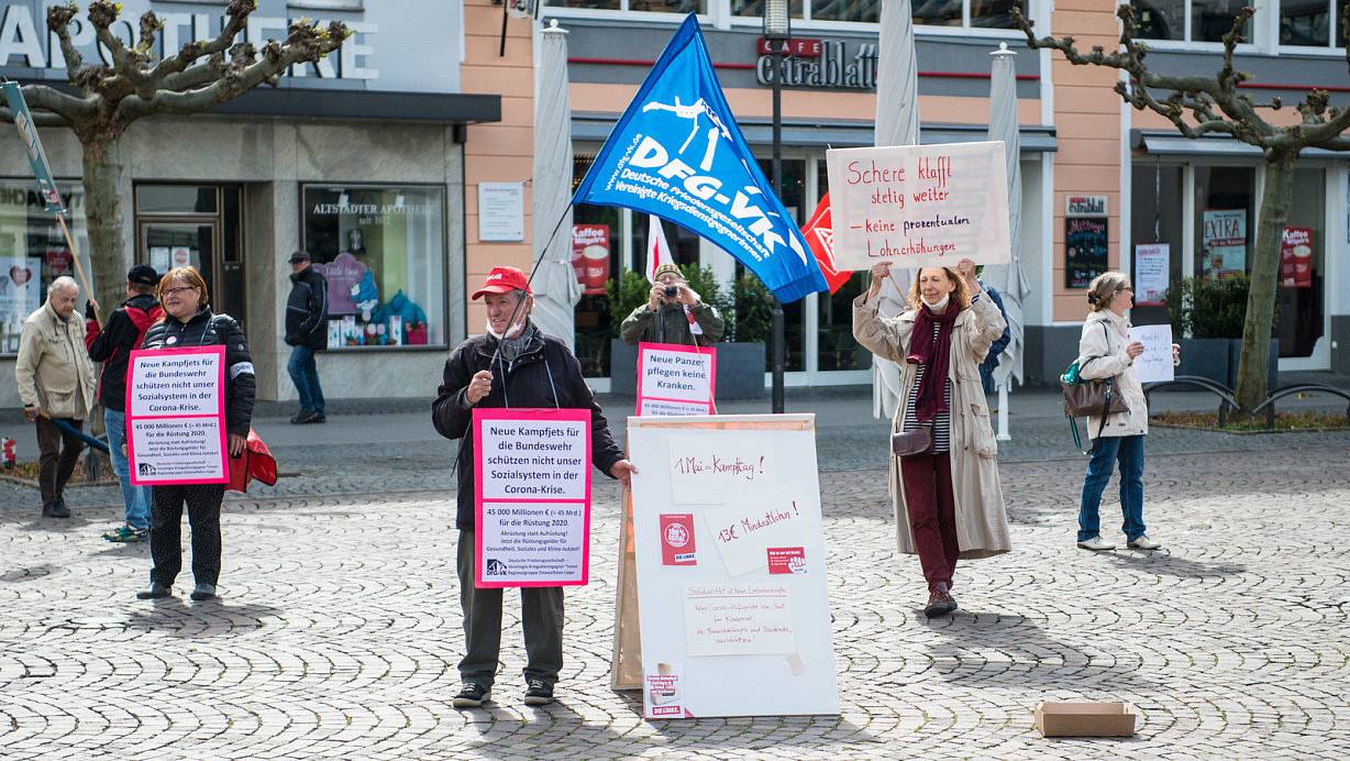 Da die Deutsche Friedensgesellschaft stark vertreten ist, werden die Rüstung und ihre Kosten häufig zum Thema. | © Ralf Bittner