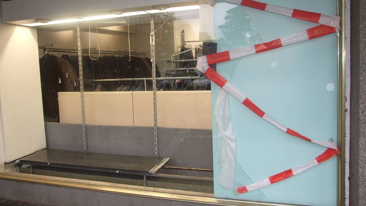 Dieses Schaufenster hatten die Teenager am Freitagabend eingeschmissen. | © Karsten Schulz