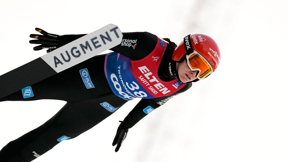 Selina Freitag ist die beste deutsche Skispringerin in Trondheim. | © Matthias Schrader/AP/dpa