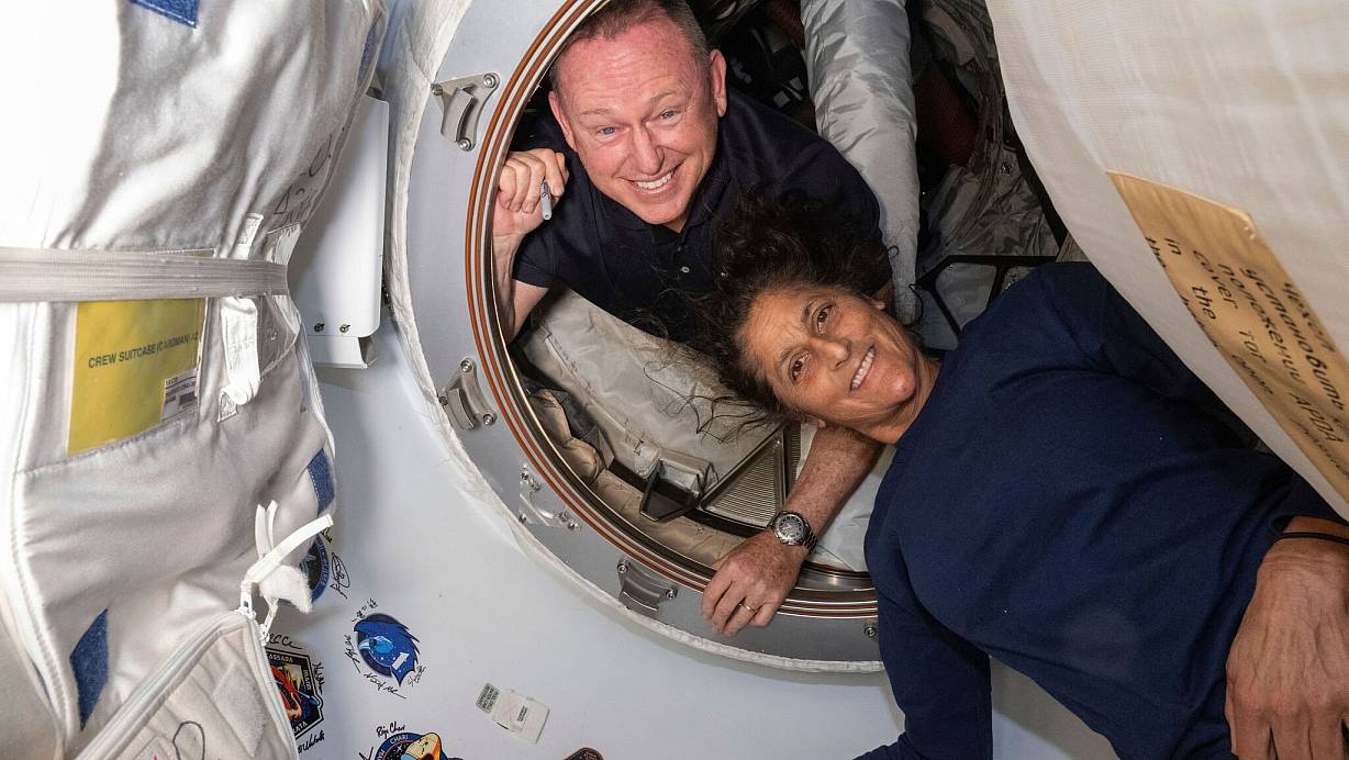 Suni Williams und Barry Wilmore sind auf dem Weg zurück zur Erde. (Archivbild) | © Uncredited/NASA/AP/dpa