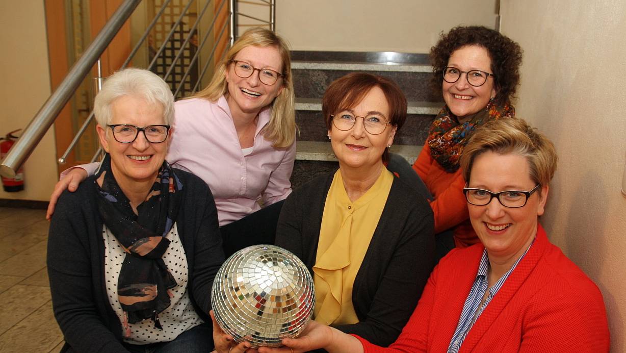 Maria Lichtenauer und ihre Nachfolgerinnen Susanne Jüde, Birgit Lindemann, Karin Korff und Katharina Voß (v.l.) feiern diesmal nach dem Motto „Die Discokugel dreht sich rund". | © Regina Brucksch