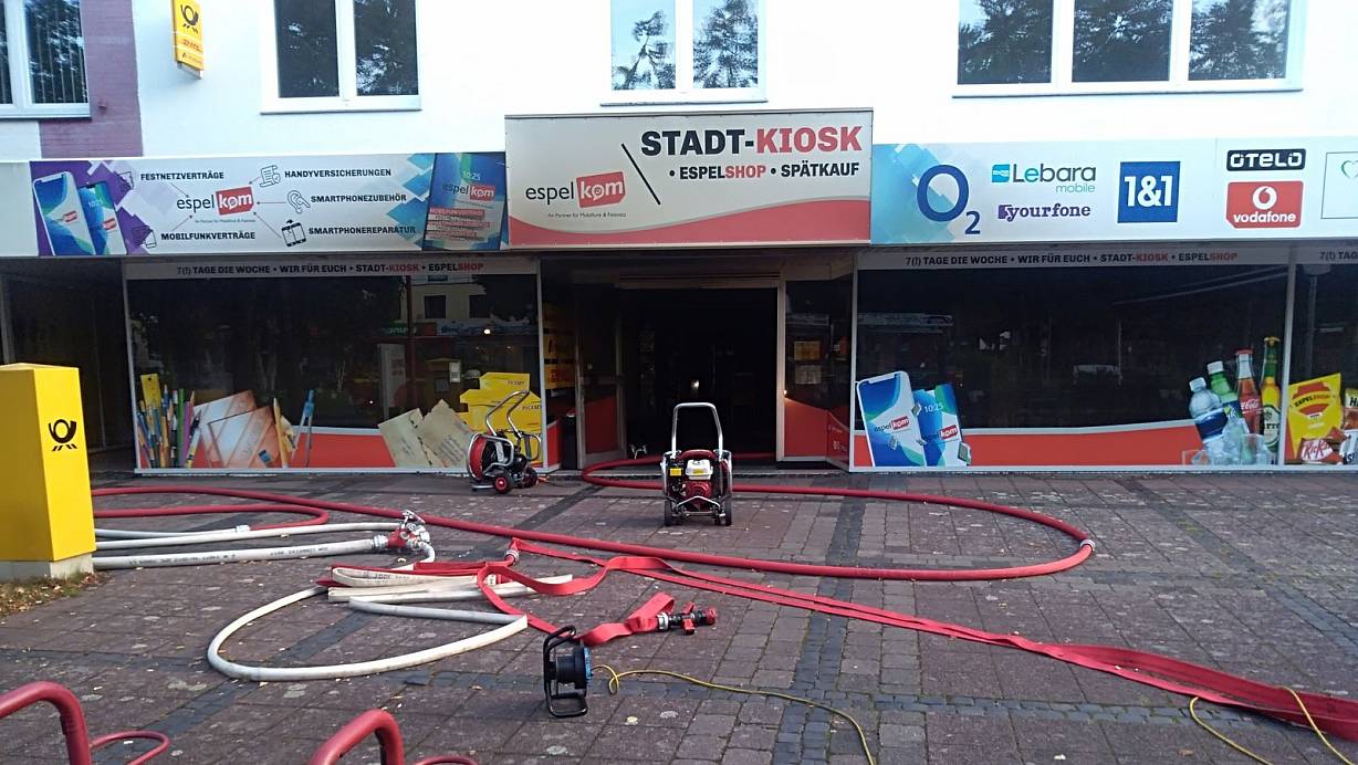 Die Geschäftsräume inkluisve Postfiliale wurden durch die Rauchentwicklung in Mitleidenschaft gezogen. Die Feuerwehr setzte deshalb Hochdrucklüfter ein. | © Feuerwehr Espelkamp/Michael Dresing