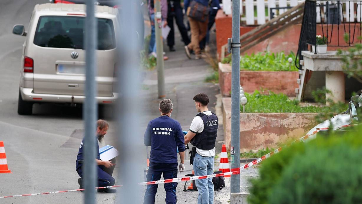 Mehrere Ermittler der Spurensicherung der Polizei sind bei der Tatortarbeit in Menden im Sauerland. | © Christoph Reichwein/dpa