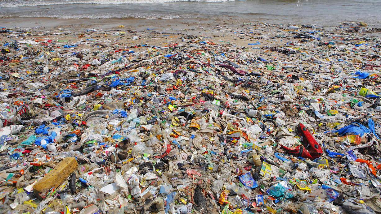 Plastikm&uuml;ll am Strand. Auf den Philippinen ist ein Wal qualvoll daran verendet.&nbsp; | &copy; picture alliance/ZUMA Press (Symbolbild)