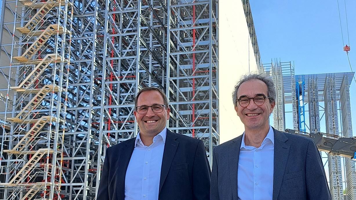 Mitte 2026 soll das neue Verwaltungsgebäude, das bei der Wärmeversogrung auf fossile Brennstoffe verzichtet, fertig sein. | © Marion Pokorra
