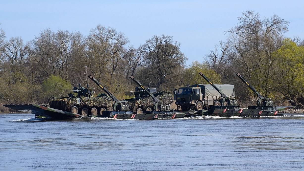 Eine Schwimmschnellbrücke vom Typ "Amphibie M3" des Pionierbrückenbataillons 130 aus Minden bei der Übung "Wettiner Schwert 2024". | © Klaus-Dietmar Gabbert/dpa