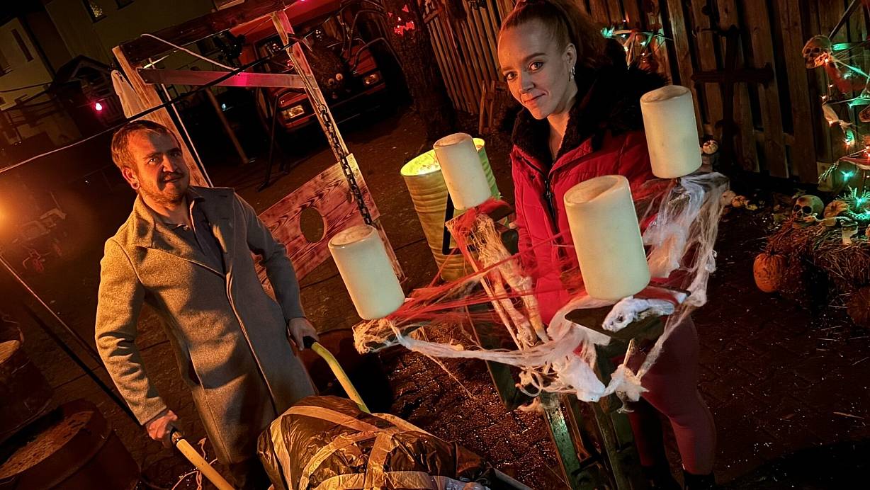 Benjamin und Sarah Scholz pflegen in Bad Lippspringe das Horror-Hobby zu Halloween, samt neu gebauter Guillotine und Leiche im Müllsack. Die Deko wird aber gleich nach dem 31. Oktober abgebaut, denn dann geht es mit dem nächsten Thema weiter. | © Jens Reddeker