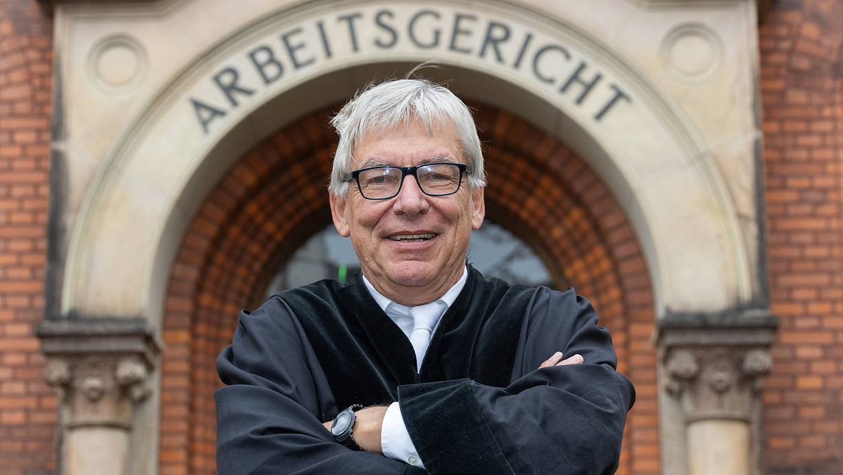 Abschied: Direktor Joachim Kleveman verlässt das Arbeitsgericht. | © Oliver Krato