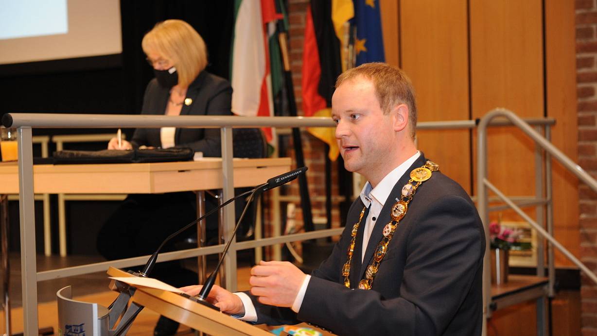 Henning Vieker bei seiner Eintrittsrede vor dem Rat der Stddt. Ihm steht die Bürgermeister-Amtskette gut. | © Joern Spreen-Ledebur