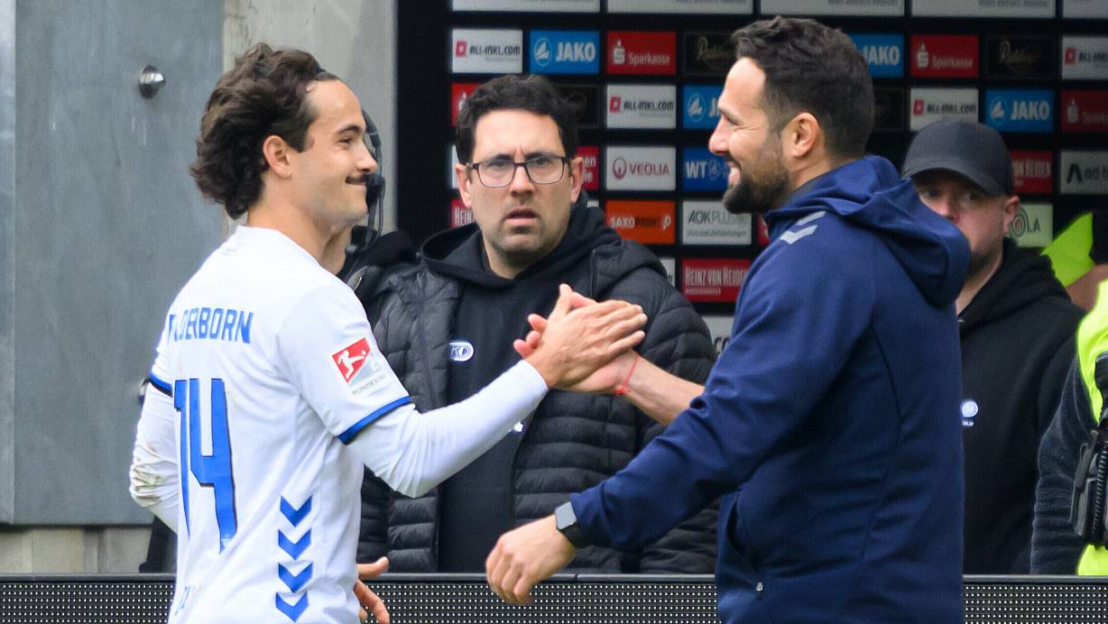 SCP-Trainer Ralf Kettemann (rechts) gratuliert Torschütze Mika Baur zum Siegtreffer. | © picture alliance/dpa