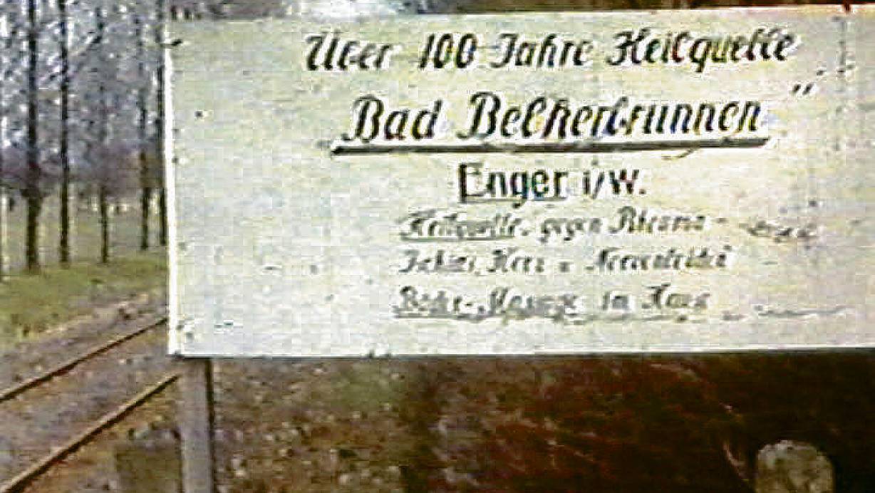 Früher wies ein Schild an der Bahnlinie auf das Bad Belkerbrunnen und die Heilquelle hin. | © FOTO: SAMMLUNG BRAKENSIEK