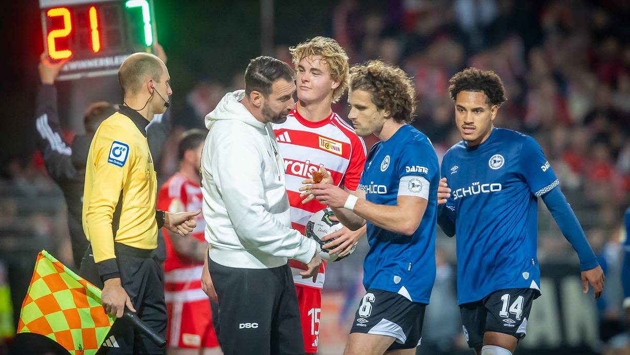 Arminia-Kapitän Mael Corboz, hier im Dialog mit Trainer Mitch Kniat, spulte gegen Union Berlin ein unfassbares Laufpensum ab. | © Sarah Jonek