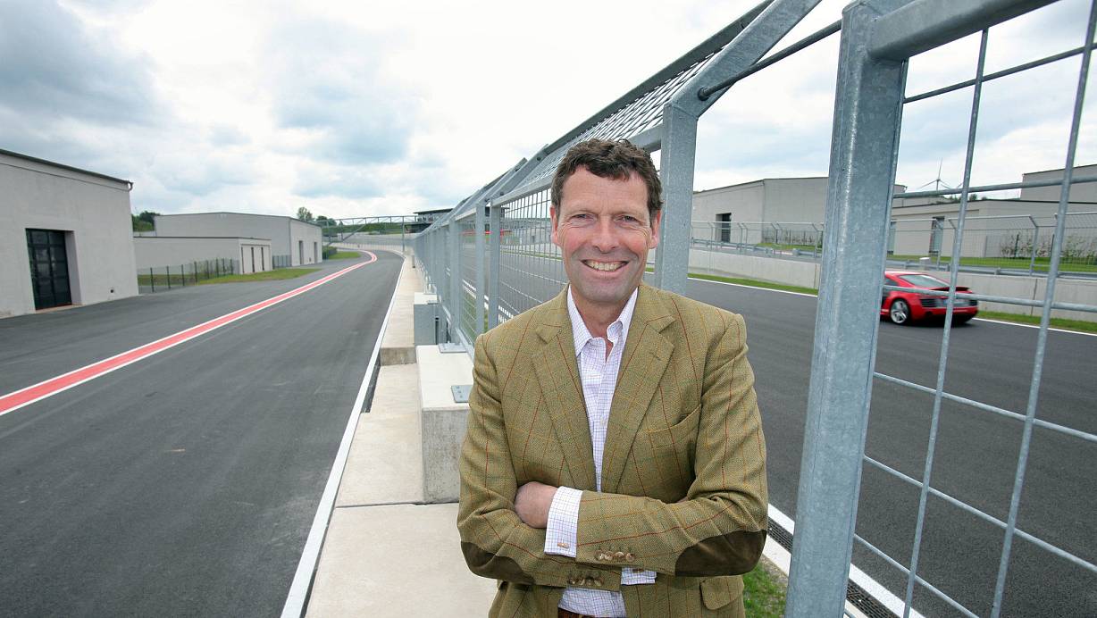 Marcus Graf von Oeynhausen-Sierstorff an der Rennstrecke des Bilster Berg Drive Resort. | © picture alliance / dpa