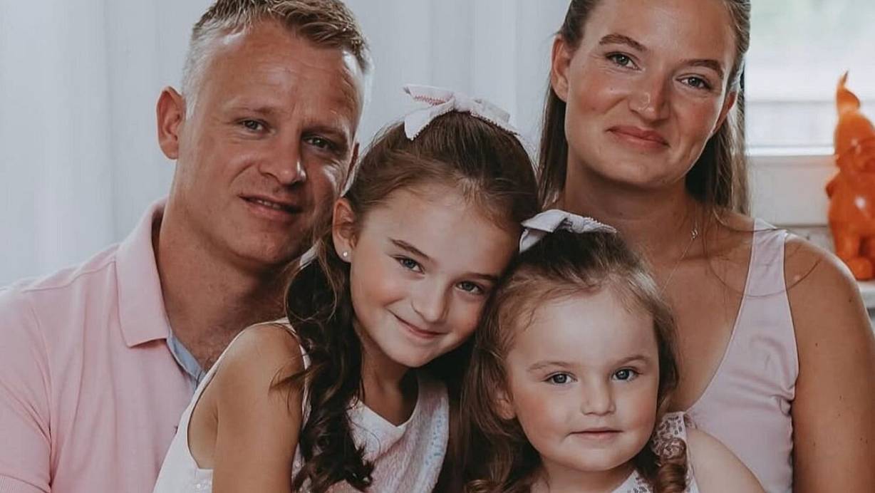 Elisas Familie in liebevoller Erinnerung an ihr kurzes, aber strahlendes Leben: Die Familie setzt sich für mehr Aufmerksamkeit und Forschung zur seltenen Krankheit DIPG ein. | © Privat