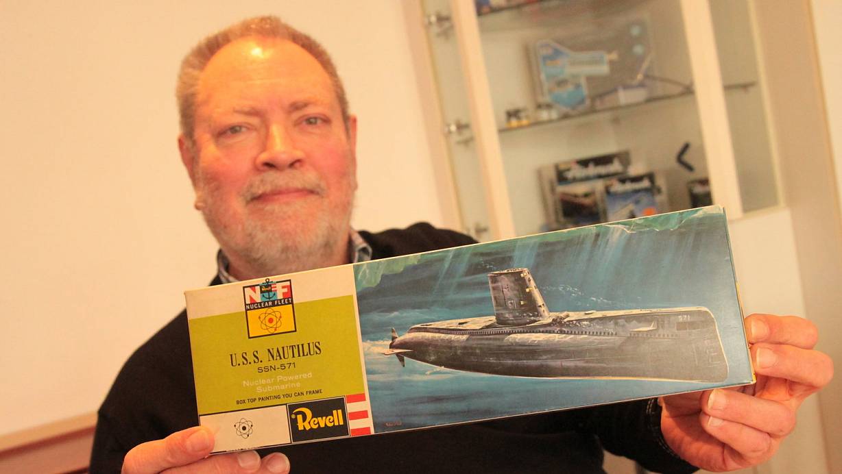 Der Modellbau wurde ihm mit in die Wanne gelegt: Ulli Taubert mit seinem allerersten Modell, dem U-Boot "Nautilus", mit dem er als Knirps in der Badewanne spielte. | © Meiko Haselhorst