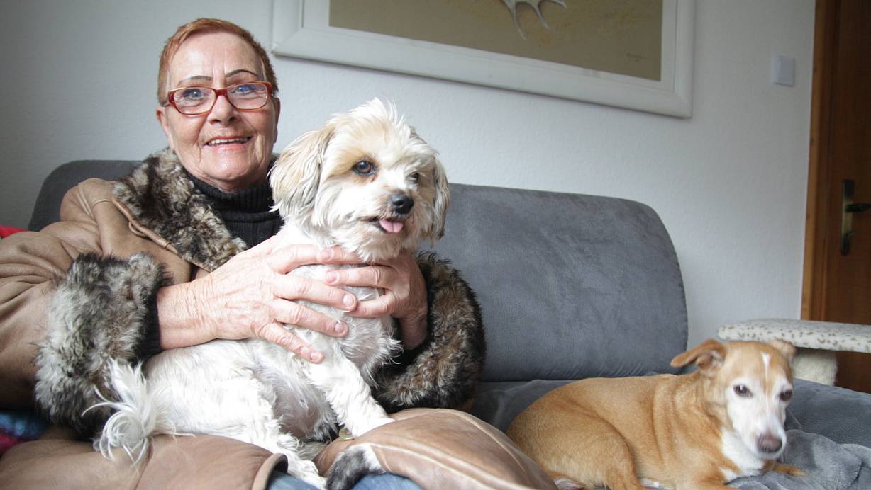 Hannelore Wiedemann, hier mit Minna und Picco, setzt sich seit 45 Jahren für misshandelte und verwahrloste Tiere ein. Jetzt will die Löhnerin mit Futterspenden dem größten Tierheim der Welt helfen. | © Susanne Barth
