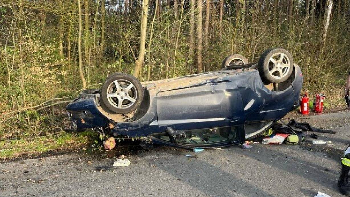 Der Ford überschlug sich bei dem Unfall in Stemwede und blieb total zerstört auf dem Dach liegen. | © Polizei Minden-Lübbecke