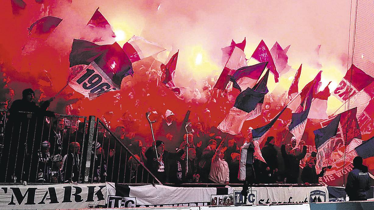 Verboten: Ultras zünden immer wieder 1.000 Grad heiße und damit gefährliche Pyrotechnik. FOTO: IMAGO | © imago/Christian Schroedter