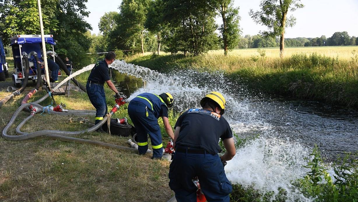 Mitarbeiter des Technischen Hilfswerk pumpten Wasser aus der Ems im Kreis Gütersloh und sprühten es wieder zurück. | © Andreas Eickhoff