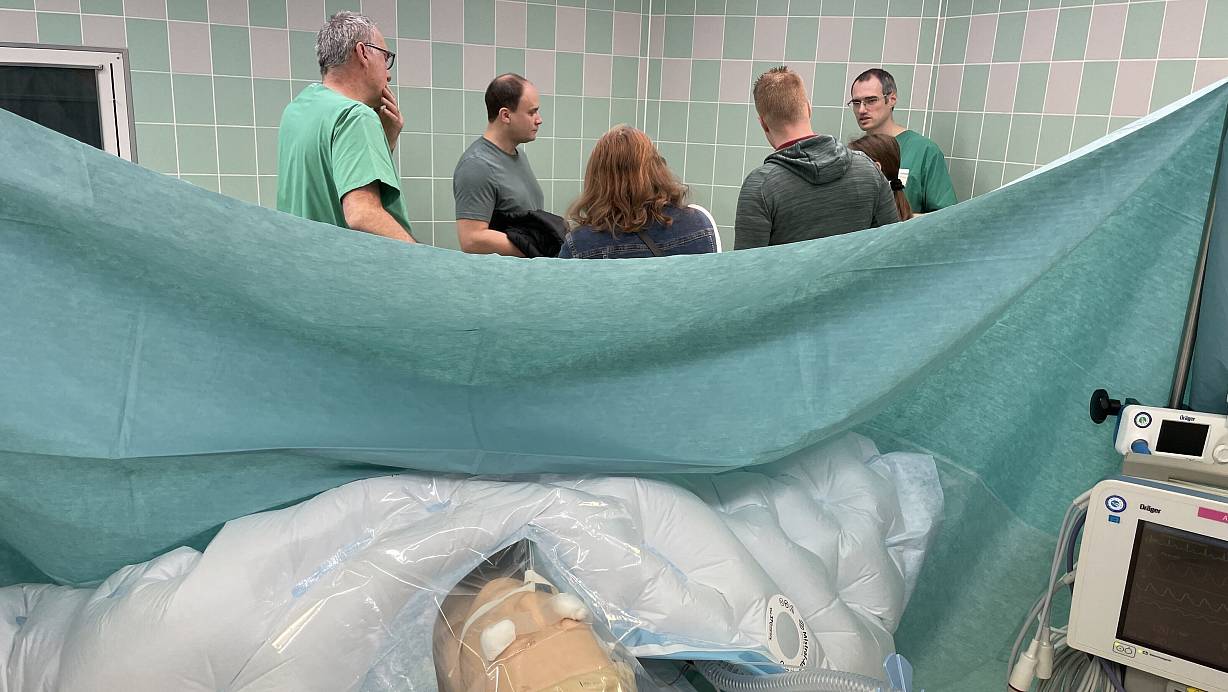 Vor allem der OP-Saal war beim Tag der offenen Tür ein Anziehungsmagnet für die Besucher. Auch wenn der Patient hinter dem grünen Abdecktuch nur eine Puppe ist, gab es dort viel zu entdecken. | © Elke Niedringhaus-Haasper