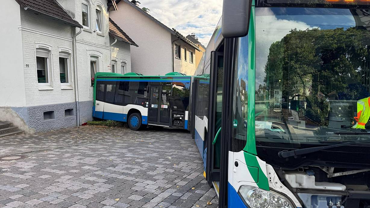 Dieser Bus ist in Altenbeken in eine Hauswand gerollt. | © Gemeinde Altenbeken