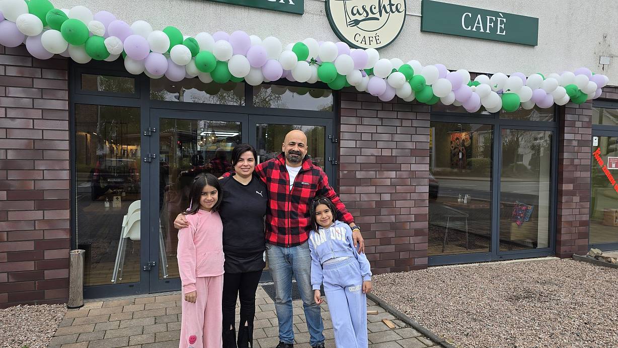 In ihr Café Taschte im Kreis Gütersloh haben Vedat und Selvi Kaptan viel Herzblut gesteckt. In den Ferien waren auch ihre Töchter Nazya (l.) und Ronya regelmäßig da. | © Silke Derkum-Homburg