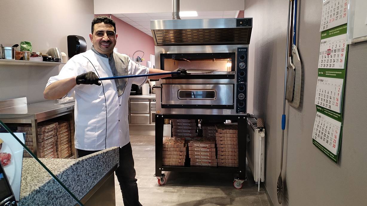 Der gebürtige Marokkaner Hicham Mouadine hat sein Handwerk in Italien gelernt und verwöhnt jetzt seine Löhner Mitbürger mit feinster, frisch gebackener Pizza. | © Gabriele Freimuth