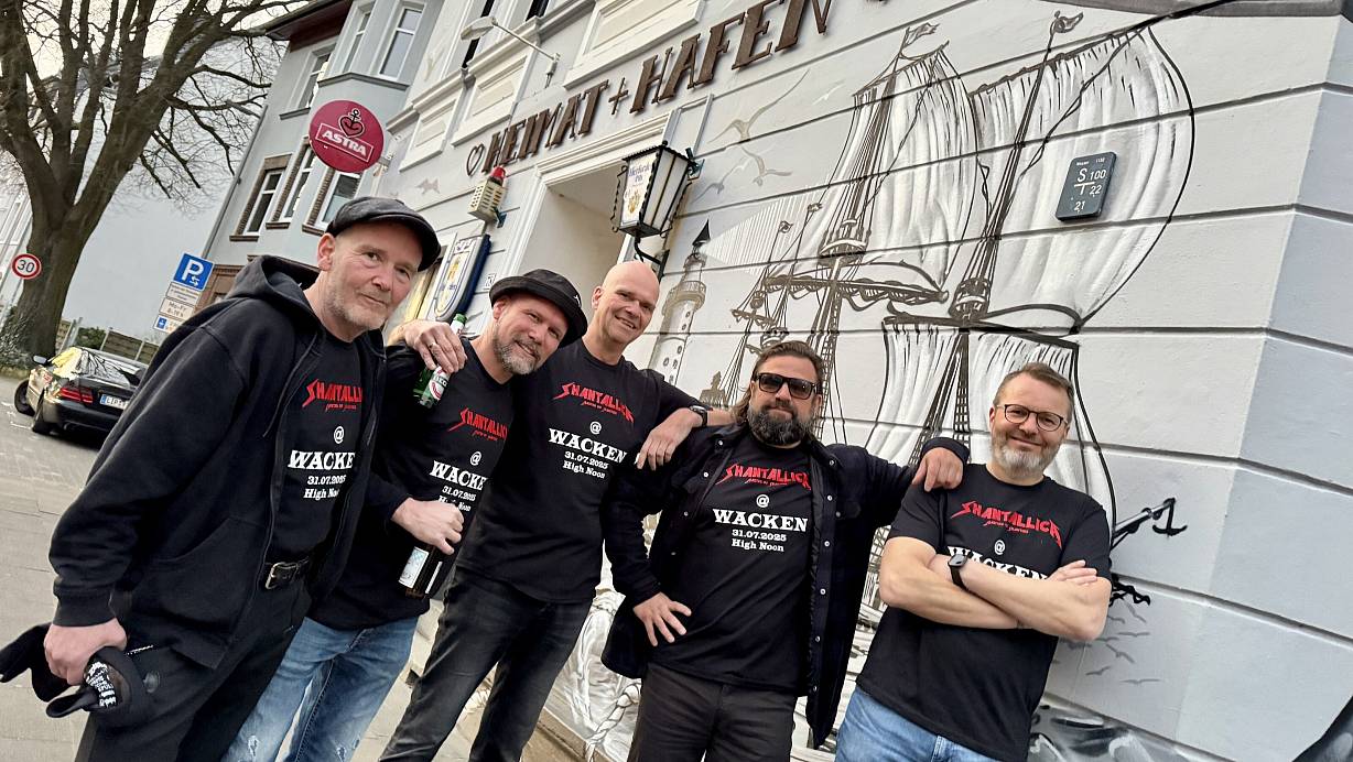 Wacken, wir kommen! Die Chefetage von Shantallica hat sich vor dem "Heimat + Hafen" Bielefeld in Stellung gebracht. Walent Cerkez (mit Sonnenbrille) hat alles "eingetütet". | © Peter Unger