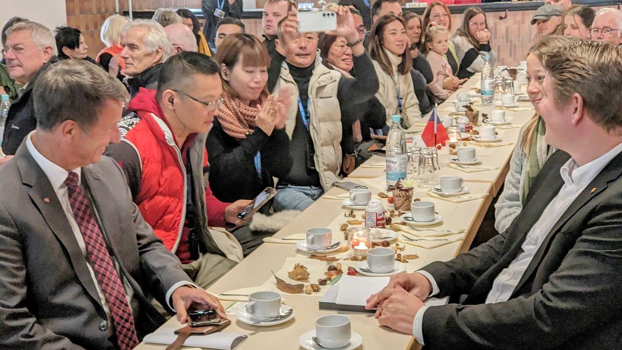 Mit einem gemeinsamen Kaffeetrinken wird das Kennenlernen gefördert. | © Burkhard Battran