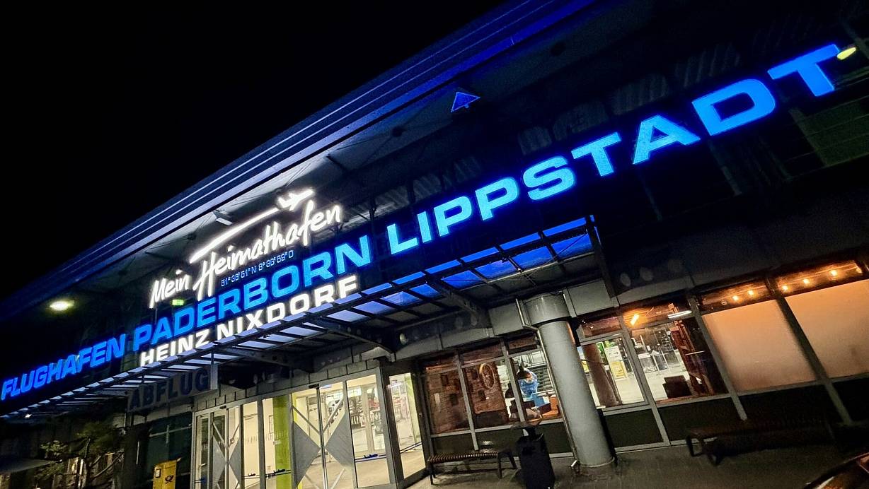 Die neue Leuchtschrift über dem Terminal am Flughafen Paderborn/Lippstadt zeigt den Namenszusatz Heinz Nixdorf. | © Jens Reddeker