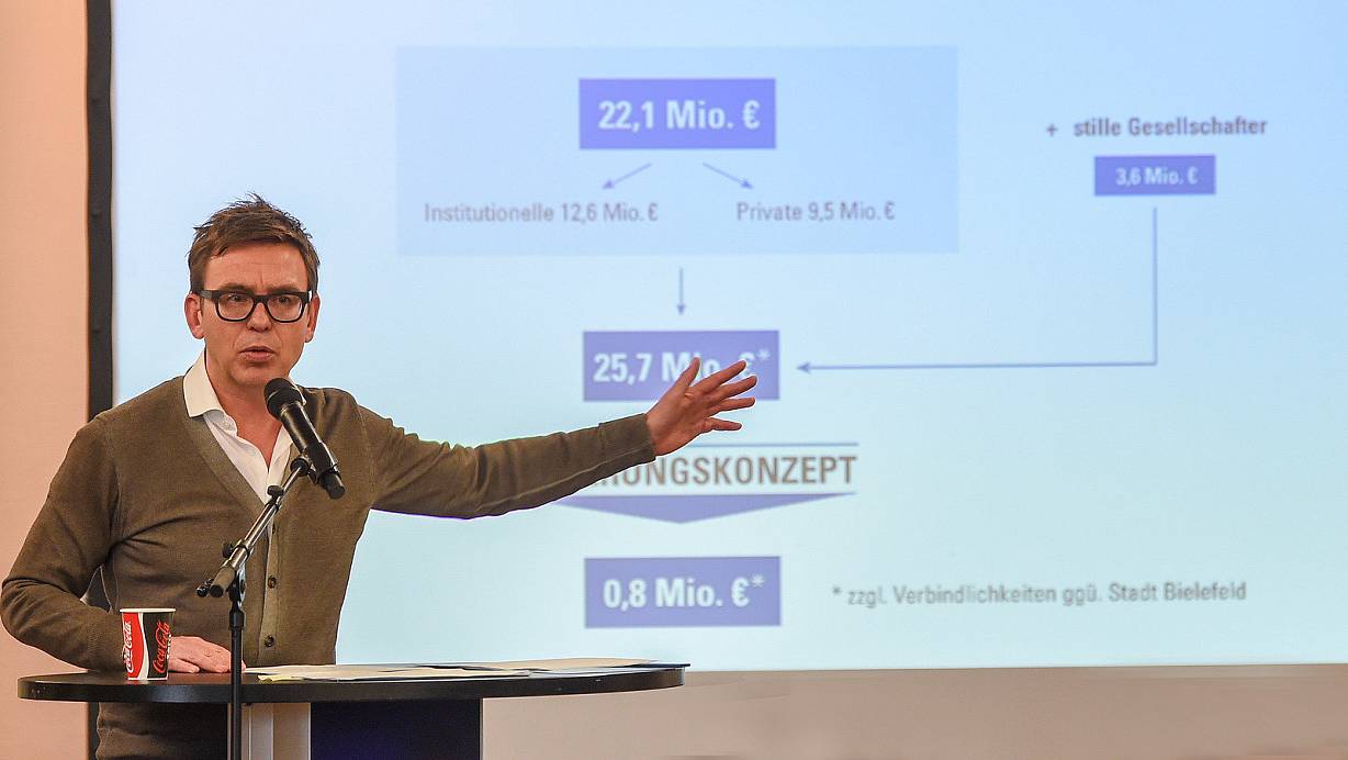 Warb um Verständnis: Arminias Geschäftsführer Markus Rejek erläutert den Mitgliedern das Sanierungskonzept. | © Christian Weische