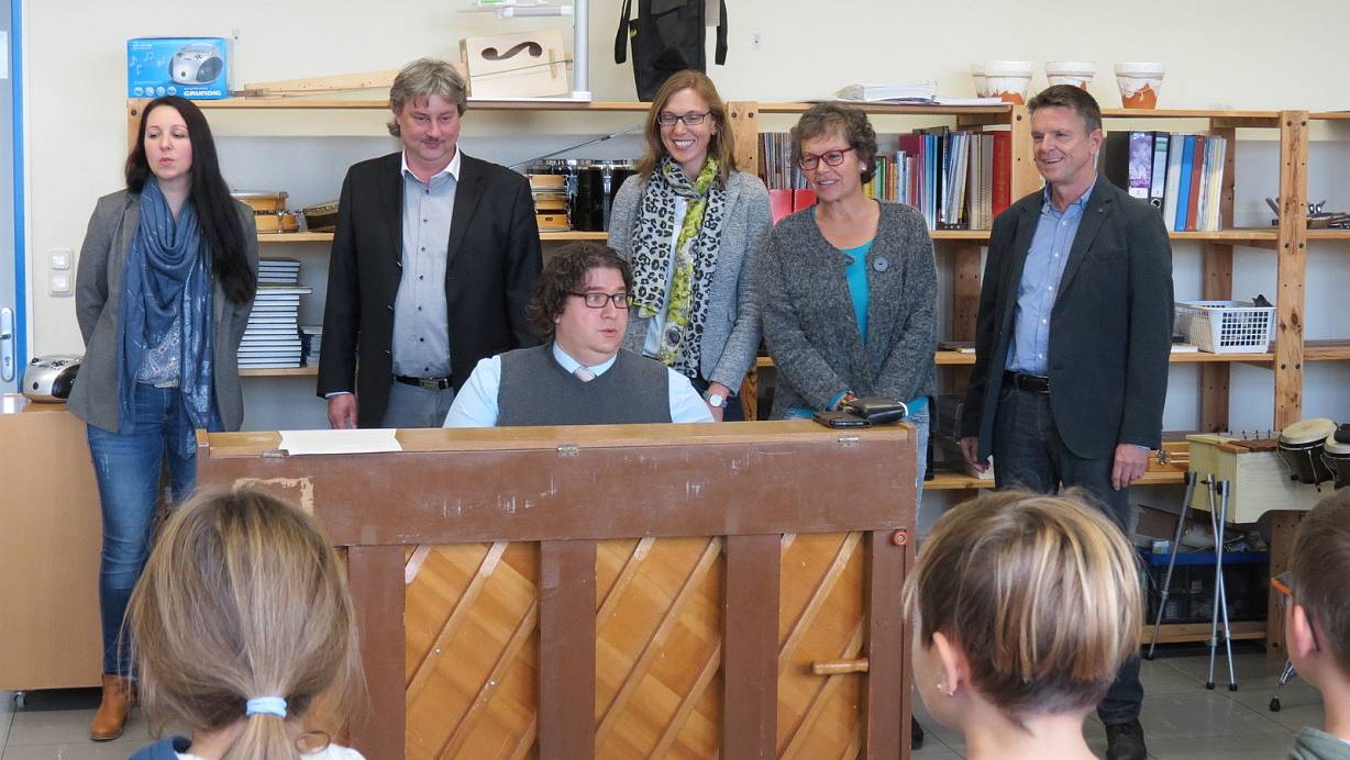 Musikalische Weiterbildung: Chorleiter Setac Istihkamyapan singt mit den Kindern der Marienschule gemeinsam am Klavier. | © Lena Leite