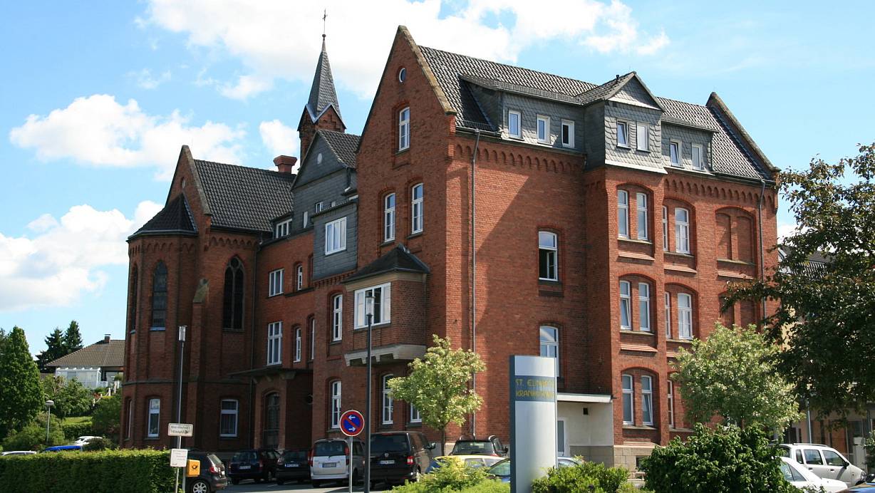 Der Altbau des St.-Elisabeth-Krankenhauses in Volkmarsen. | &copy; Kno-Biesdorf